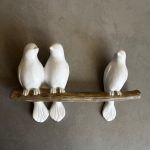 Escultura de passarinhos no tronco