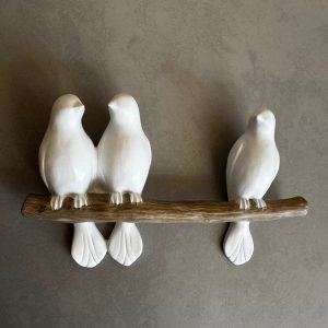 Escultura de passarinhos no tronco