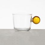 Xícara de vidro com alça bolinha amarela