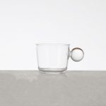 Xícara de vidro com alça bolinha